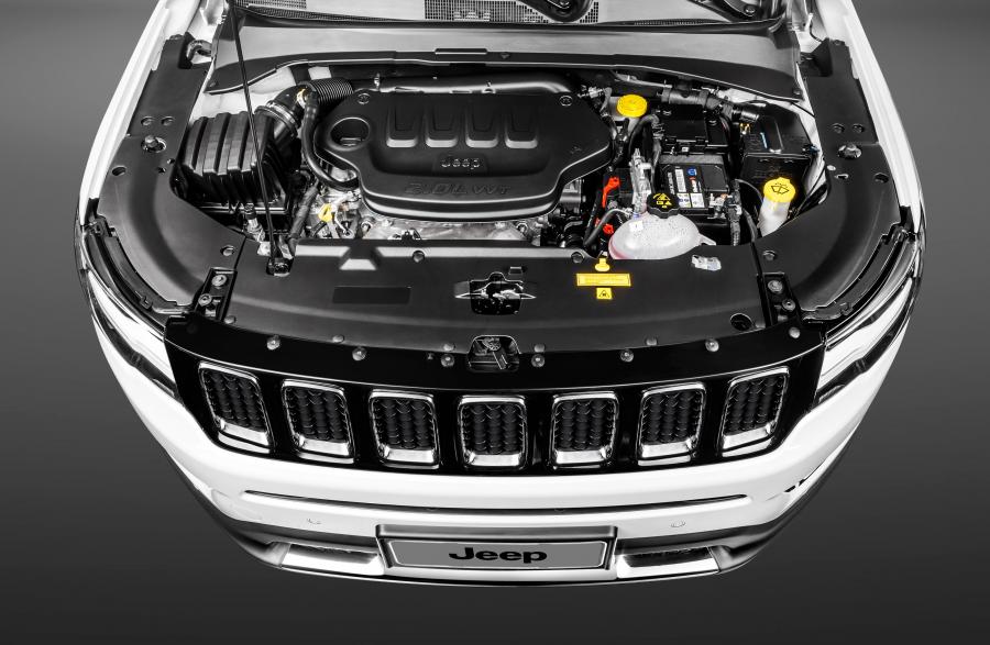 Моторный отсек Jeep Compass Limited 2016 года  (LA) (фото 4 из 20)